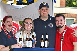 04 Sommerf KG Baerl 2025-08-30 04  Tour-Tag 30. August - Gleich vier Sommerfeste standen auf dem Programm. Begonnen haben wir im Süden Duisburgs, natürlich bei der KG Sonniger-Süden. Dort starteten wir auch endlich mit dem Verkauf unserer Pins. Das nächste Ziel lag in Meiderich, das „Garde-Grillen“ der Duisburger Prinzengarde. Ein kurzer Besuch beim Kinderfest der KG Rote Funken lag auf dem Weg in den Westen Duisburgs zur 1. KG Baerl. : DVPJ, Holger II, Kinderprinz Phil II., Prinzessin, Mia I., Prinzessin Mia I., HDK, Duisburg, Karneval, Helau, Tollität, Event, Session 2024, Session 2025, Hauptausschuss, Gemeinschaft, Hauptausschuss Karneval Duisburg, Duisburg ist echt