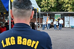 04 Sommerf KG Baerl 2025-08-30 06  Tour-Tag 30. August - Gleich vier Sommerfeste standen auf dem Programm. Begonnen haben wir im Süden Duisburgs, natürlich bei der KG Sonniger-Süden. Dort starteten wir auch endlich mit dem Verkauf unserer Pins. Das nächste Ziel lag in Meiderich, das „Garde-Grillen“ der Duisburger Prinzengarde. Ein kurzer Besuch beim Kinderfest der KG Rote Funken lag auf dem Weg in den Westen Duisburgs zur 1. KG Baerl. : DVPJ, Holger II, Kinderprinz Phil II., Prinzessin, Mia I., Prinzessin Mia I., HDK, Duisburg, Karneval, Helau, Tollität, Event, Session 2024, Session 2025, Hauptausschuss, Gemeinschaft, Hauptausschuss Karneval Duisburg, Duisburg ist echt