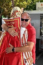 01 TagDerDemokratie 2025-09-06 08  Der 6. September  -  Zwei Termine hatten wir an diesem sommerlichen Samstag. Der Erste war auf dem Burgplatz. Vor dem Rathaus fand der „Tag der Demokratie“ statt. Eine Veranstaltung der Stadt Duisburg, dem HDK unter Mitwirkung angeschlossener Vereinen und diversen Organisationen aus der Stadt. Danach ging es zur Platzanlage des TUS Viktoria 06 in Buchholz zum Benefiz-Spiel gegen die Traditionsmannschaft von Schalke 04. : DVPJ, Holger II, Kinderprinz Phil II., Prinzessin, Mia I., Prinzessin Mia I., HDK, Duisburg, Karneval, Helau, Tollität, Event, Session 2024, Session 2025, Hauptausschuss, Gemeinschaft, Hauptausschuss Karneval Duisburg, Duisburg ist echt