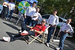01 TagDerDemokratie 2025-09-06 17  Der 6. September  -  Zwei Termine hatten wir an diesem sommerlichen Samstag. Der Erste war auf dem Burgplatz. Vor dem Rathaus fand der „Tag der Demokratie“ statt. Eine Veranstaltung der Stadt Duisburg, dem HDK unter Mitwirkung angeschlossener Vereinen und diversen Organisationen aus der Stadt. Danach ging es zur Platzanlage des TUS Viktoria 06 in Buchholz zum Benefiz-Spiel gegen die Traditionsmannschaft von Schalke 04. : DVPJ, Holger II, Kinderprinz Phil II., Prinzessin, Mia I., Prinzessin Mia I., HDK, Duisburg, Karneval, Helau, Tollität, Event, Session 2024, Session 2025, Hauptausschuss, Gemeinschaft, Hauptausschuss Karneval Duisburg, Duisburg ist echt