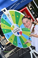 01 TagDerDemokratie 2025-09-06 19  Der 6. September  -  Zwei Termine hatten wir an diesem sommerlichen Samstag. Der Erste war auf dem Burgplatz. Vor dem Rathaus fand der „Tag der Demokratie“ statt. Eine Veranstaltung der Stadt Duisburg, dem HDK unter Mitwirkung angeschlossener Vereinen und diversen Organisationen aus der Stadt. Danach ging es zur Platzanlage des TUS Viktoria 06 in Buchholz zum Benefiz-Spiel gegen die Traditionsmannschaft von Schalke 04. : DVPJ, Holger II, Kinderprinz Phil II., Prinzessin, Mia I., Prinzessin Mia I., HDK, Duisburg, Karneval, Helau, Tollität, Event, Session 2024, Session 2025, Hauptausschuss, Gemeinschaft, Hauptausschuss Karneval Duisburg, Duisburg ist echt