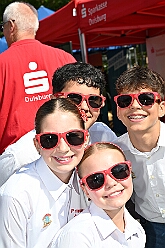 01 TagDerDemokratie 2025-09-06 20  Der 6. September  -  Zwei Termine hatten wir an diesem sommerlichen Samstag. Der Erste war auf dem Burgplatz. Vor dem Rathaus fand der „Tag der Demokratie“ statt. Eine Veranstaltung der Stadt Duisburg, dem HDK unter Mitwirkung angeschlossener Vereinen und diversen Organisationen aus der Stadt. Danach ging es zur Platzanlage des TUS Viktoria 06 in Buchholz zum Benefiz-Spiel gegen die Traditionsmannschaft von Schalke 04. : DVPJ, Holger II, Kinderprinz Phil II., Prinzessin, Mia I., Prinzessin Mia I., HDK, Duisburg, Karneval, Helau, Tollität, Event, Session 2024, Session 2025, Hauptausschuss, Gemeinschaft, Hauptausschuss Karneval Duisburg, Duisburg ist echt