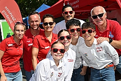 01 TagDerDemokratie 2025-09-06 22  Der 6. September  -  Zwei Termine hatten wir an diesem sommerlichen Samstag. Der Erste war auf dem Burgplatz. Vor dem Rathaus fand der „Tag der Demokratie“ statt. Eine Veranstaltung der Stadt Duisburg, dem HDK unter Mitwirkung angeschlossener Vereinen und diversen Organisationen aus der Stadt. Danach ging es zur Platzanlage des TUS Viktoria 06 in Buchholz zum Benefiz-Spiel gegen die Traditionsmannschaft von Schalke 04. : DVPJ, Holger II, Kinderprinz Phil II., Prinzessin, Mia I., Prinzessin Mia I., HDK, Duisburg, Karneval, Helau, Tollität, Event, Session 2024, Session 2025, Hauptausschuss, Gemeinschaft, Hauptausschuss Karneval Duisburg, Duisburg ist echt