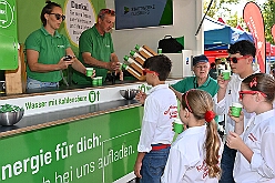 01 TagDerDemokratie 2025-09-06 25  Der 6. September  -  Zwei Termine hatten wir an diesem sommerlichen Samstag. Der Erste war auf dem Burgplatz. Vor dem Rathaus fand der „Tag der Demokratie“ statt. Eine Veranstaltung der Stadt Duisburg, dem HDK unter Mitwirkung angeschlossener Vereinen und diversen Organisationen aus der Stadt. Danach ging es zur Platzanlage des TUS Viktoria 06 in Buchholz zum Benefiz-Spiel gegen die Traditionsmannschaft von Schalke 04. : DVPJ, Holger II, Kinderprinz Phil II., Prinzessin, Mia I., Prinzessin Mia I., HDK, Duisburg, Karneval, Helau, Tollität, Event, Session 2024, Session 2025, Hauptausschuss, Gemeinschaft, Hauptausschuss Karneval Duisburg, Duisburg ist echt