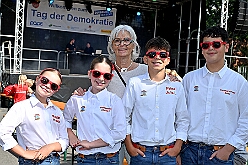 01 TagDerDemokratie 2025-09-06 26  Der 6. September  -  Zwei Termine hatten wir an diesem sommerlichen Samstag. Der Erste war auf dem Burgplatz. Vor dem Rathaus fand der „Tag der Demokratie“ statt. Eine Veranstaltung der Stadt Duisburg, dem HDK unter Mitwirkung angeschlossener Vereinen und diversen Organisationen aus der Stadt. Danach ging es zur Platzanlage des TUS Viktoria 06 in Buchholz zum Benefiz-Spiel gegen die Traditionsmannschaft von Schalke 04. : DVPJ, Holger II, Kinderprinz Phil II., Prinzessin, Mia I., Prinzessin Mia I., HDK, Duisburg, Karneval, Helau, Tollität, Event, Session 2024, Session 2025, Hauptausschuss, Gemeinschaft, Hauptausschuss Karneval Duisburg, Duisburg ist echt