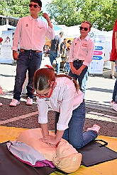 01 TagDerDemokratie 2025-09-06 32  Der 6. September  -  Zwei Termine hatten wir an diesem sommerlichen Samstag. Der Erste war auf dem Burgplatz. Vor dem Rathaus fand der „Tag der Demokratie“ statt. Eine Veranstaltung der Stadt Duisburg, dem HDK unter Mitwirkung angeschlossener Vereinen und diversen Organisationen aus der Stadt. Danach ging es zur Platzanlage des TUS Viktoria 06 in Buchholz zum Benefiz-Spiel gegen die Traditionsmannschaft von Schalke 04. : DVPJ, Holger II, Kinderprinz Phil II., Prinzessin, Mia I., Prinzessin Mia I., HDK, Duisburg, Karneval, Helau, Tollität, Event, Session 2024, Session 2025, Hauptausschuss, Gemeinschaft, Hauptausschuss Karneval Duisburg, Duisburg ist echt