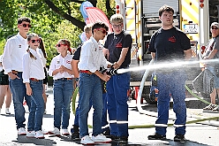 01 TagDerDemokratie 2025-09-06 35  Der 6. September  -  Zwei Termine hatten wir an diesem sommerlichen Samstag. Der Erste war auf dem Burgplatz. Vor dem Rathaus fand der „Tag der Demokratie“ statt. Eine Veranstaltung der Stadt Duisburg, dem HDK unter Mitwirkung angeschlossener Vereinen und diversen Organisationen aus der Stadt. Danach ging es zur Platzanlage des TUS Viktoria 06 in Buchholz zum Benefiz-Spiel gegen die Traditionsmannschaft von Schalke 04. : DVPJ, Holger II, Kinderprinz Phil II., Prinzessin, Mia I., Prinzessin Mia I., HDK, Duisburg, Karneval, Helau, Tollität, Event, Session 2024, Session 2025, Hauptausschuss, Gemeinschaft, Hauptausschuss Karneval Duisburg, Duisburg ist echt