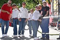 01 TagDerDemokratie 2025-09-06 36  Der 6. September  -  Zwei Termine hatten wir an diesem sommerlichen Samstag. Der Erste war auf dem Burgplatz. Vor dem Rathaus fand der „Tag der Demokratie“ statt. Eine Veranstaltung der Stadt Duisburg, dem HDK unter Mitwirkung angeschlossener Vereinen und diversen Organisationen aus der Stadt. Danach ging es zur Platzanlage des TUS Viktoria 06 in Buchholz zum Benefiz-Spiel gegen die Traditionsmannschaft von Schalke 04. : DVPJ, Holger II, Kinderprinz Phil II., Prinzessin, Mia I., Prinzessin Mia I., HDK, Duisburg, Karneval, Helau, Tollität, Event, Session 2024, Session 2025, Hauptausschuss, Gemeinschaft, Hauptausschuss Karneval Duisburg, Duisburg ist echt