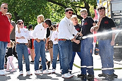 01 TagDerDemokratie 2025-09-06 37  Der 6. September  -  Zwei Termine hatten wir an diesem sommerlichen Samstag. Der Erste war auf dem Burgplatz. Vor dem Rathaus fand der „Tag der Demokratie“ statt. Eine Veranstaltung der Stadt Duisburg, dem HDK unter Mitwirkung angeschlossener Vereinen und diversen Organisationen aus der Stadt. Danach ging es zur Platzanlage des TUS Viktoria 06 in Buchholz zum Benefiz-Spiel gegen die Traditionsmannschaft von Schalke 04. : DVPJ, Holger II, Kinderprinz Phil II., Prinzessin, Mia I., Prinzessin Mia I., HDK, Duisburg, Karneval, Helau, Tollität, Event, Session 2024, Session 2025, Hauptausschuss, Gemeinschaft, Hauptausschuss Karneval Duisburg, Duisburg ist echt