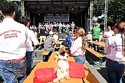 01 TagDerDemokratie 2025-09-06 38  Der 6. September  -  Zwei Termine hatten wir an diesem sommerlichen Samstag. Der Erste war auf dem Burgplatz. Vor dem Rathaus fand der „Tag der Demokratie“ statt. Eine Veranstaltung der Stadt Duisburg, dem HDK unter Mitwirkung angeschlossener Vereinen und diversen Organisationen aus der Stadt. Danach ging es zur Platzanlage des TUS Viktoria 06 in Buchholz zum Benefiz-Spiel gegen die Traditionsmannschaft von Schalke 04. : DVPJ, Holger II, Kinderprinz Phil II., Prinzessin, Mia I., Prinzessin Mia I., HDK, Duisburg, Karneval, Helau, Tollität, Event, Session 2024, Session 2025, Hauptausschuss, Gemeinschaft, Hauptausschuss Karneval Duisburg, Duisburg ist echt