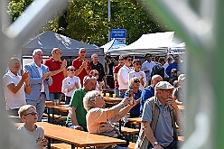 01 TagDerDemokratie 2025-09-06 39  Der 6. September  -  Zwei Termine hatten wir an diesem sommerlichen Samstag. Der Erste war auf dem Burgplatz. Vor dem Rathaus fand der „Tag der Demokratie“ statt. Eine Veranstaltung der Stadt Duisburg, dem HDK unter Mitwirkung angeschlossener Vereinen und diversen Organisationen aus der Stadt. Danach ging es zur Platzanlage des TUS Viktoria 06 in Buchholz zum Benefiz-Spiel gegen die Traditionsmannschaft von Schalke 04. : DVPJ, Holger II, Kinderprinz Phil II., Prinzessin, Mia I., Prinzessin Mia I., HDK, Duisburg, Karneval, Helau, Tollität, Event, Session 2024, Session 2025, Hauptausschuss, Gemeinschaft, Hauptausschuss Karneval Duisburg, Duisburg ist echt
