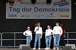01 TagDerDemokratie 2025-09-06 41  Der 6. September  -  Zwei Termine hatten wir an diesem sommerlichen Samstag. Der Erste war auf dem Burgplatz. Vor dem Rathaus fand der „Tag der Demokratie“ statt. Eine Veranstaltung der Stadt Duisburg, dem HDK unter Mitwirkung angeschlossener Vereinen und diversen Organisationen aus der Stadt. Danach ging es zur Platzanlage des TUS Viktoria 06 in Buchholz zum Benefiz-Spiel gegen die Traditionsmannschaft von Schalke 04. : DVPJ, Holger II, Kinderprinz Phil II., Prinzessin, Mia I., Prinzessin Mia I., HDK, Duisburg, Karneval, Helau, Tollität, Event, Session 2024, Session 2025, Hauptausschuss, Gemeinschaft, Hauptausschuss Karneval Duisburg, Duisburg ist echt