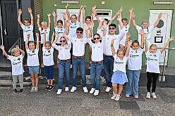 02 BenefizVikroriaBuchholz 2025-09-06 04  Der 6. September  -  Zwei Termine hatten wir an diesem sommerlichen Samstag. Der Erste war auf dem Burgplatz. Vor dem Rathaus fand der „Tag der Demokratie“ statt. Eine Veranstaltung der Stadt Duisburg, dem HDK unter Mitwirkung angeschlossener Vereinen und diversen Organisationen aus der Stadt. Danach ging es zur Platzanlage des TUS Viktoria 06 in Buchholz zum Benefiz-Spiel gegen die Traditionsmannschaft von Schalke 04. : DVPJ, Holger II, Kinderprinz Phil II., Prinzessin, Mia I., Prinzessin Mia I., HDK, Duisburg, Karneval, Helau, Tollität, Event, Session 2024, Session 2025, Hauptausschuss, Gemeinschaft, Hauptausschuss Karneval Duisburg, Duisburg ist echt