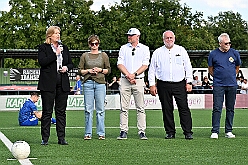 02 BenefizVikroriaBuchholz 2025-09-06 06  Der 6. September  -  Zwei Termine hatten wir an diesem sommerlichen Samstag. Der Erste war auf dem Burgplatz. Vor dem Rathaus fand der „Tag der Demokratie“ statt. Eine Veranstaltung der Stadt Duisburg, dem HDK unter Mitwirkung angeschlossener Vereinen und diversen Organisationen aus der Stadt. Danach ging es zur Platzanlage des TUS Viktoria 06 in Buchholz zum Benefiz-Spiel gegen die Traditionsmannschaft von Schalke 04. : DVPJ, Holger II, Kinderprinz Phil II., Prinzessin, Mia I., Prinzessin Mia I., HDK, Duisburg, Karneval, Helau, Tollität, Event, Session 2024, Session 2025, Hauptausschuss, Gemeinschaft, Hauptausschuss Karneval Duisburg, Duisburg ist echt