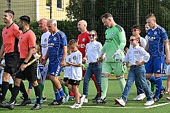02 BenefizVikroriaBuchholz 2025-09-06 07  Der 6. September  -  Zwei Termine hatten wir an diesem sommerlichen Samstag. Der Erste war auf dem Burgplatz. Vor dem Rathaus fand der „Tag der Demokratie“ statt. Eine Veranstaltung der Stadt Duisburg, dem HDK unter Mitwirkung angeschlossener Vereinen und diversen Organisationen aus der Stadt. Danach ging es zur Platzanlage des TUS Viktoria 06 in Buchholz zum Benefiz-Spiel gegen die Traditionsmannschaft von Schalke 04. : DVPJ, Holger II, Kinderprinz Phil II., Prinzessin, Mia I., Prinzessin Mia I., HDK, Duisburg, Karneval, Helau, Tollität, Event, Session 2024, Session 2025, Hauptausschuss, Gemeinschaft, Hauptausschuss Karneval Duisburg, Duisburg ist echt