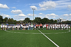 02 BenefizVikroriaBuchholz 2025-09-06 10  Der 6. September  -  Zwei Termine hatten wir an diesem sommerlichen Samstag. Der Erste war auf dem Burgplatz. Vor dem Rathaus fand der „Tag der Demokratie“ statt. Eine Veranstaltung der Stadt Duisburg, dem HDK unter Mitwirkung angeschlossener Vereinen und diversen Organisationen aus der Stadt. Danach ging es zur Platzanlage des TUS Viktoria 06 in Buchholz zum Benefiz-Spiel gegen die Traditionsmannschaft von Schalke 04. : DVPJ, Holger II, Kinderprinz Phil II., Prinzessin, Mia I., Prinzessin Mia I., HDK, Duisburg, Karneval, Helau, Tollität, Event, Session 2024, Session 2025, Hauptausschuss, Gemeinschaft, Hauptausschuss Karneval Duisburg, Duisburg ist echt