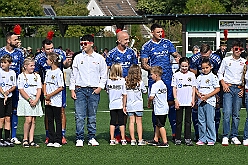 02 BenefizVikroriaBuchholz 2025-09-06 11  Der 6. September  -  Zwei Termine hatten wir an diesem sommerlichen Samstag. Der Erste war auf dem Burgplatz. Vor dem Rathaus fand der „Tag der Demokratie“ statt. Eine Veranstaltung der Stadt Duisburg, dem HDK unter Mitwirkung angeschlossener Vereinen und diversen Organisationen aus der Stadt. Danach ging es zur Platzanlage des TUS Viktoria 06 in Buchholz zum Benefiz-Spiel gegen die Traditionsmannschaft von Schalke 04. : DVPJ, Holger II, Kinderprinz Phil II., Prinzessin, Mia I., Prinzessin Mia I., HDK, Duisburg, Karneval, Helau, Tollität, Event, Session 2024, Session 2025, Hauptausschuss, Gemeinschaft, Hauptausschuss Karneval Duisburg, Duisburg ist echt
