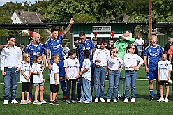 02 BenefizVikroriaBuchholz 2025-09-06 12  Der 6. September  -  Zwei Termine hatten wir an diesem sommerlichen Samstag. Der Erste war auf dem Burgplatz. Vor dem Rathaus fand der „Tag der Demokratie“ statt. Eine Veranstaltung der Stadt Duisburg, dem HDK unter Mitwirkung angeschlossener Vereinen und diversen Organisationen aus der Stadt. Danach ging es zur Platzanlage des TUS Viktoria 06 in Buchholz zum Benefiz-Spiel gegen die Traditionsmannschaft von Schalke 04. : DVPJ, Holger II, Kinderprinz Phil II., Prinzessin, Mia I., Prinzessin Mia I., HDK, Duisburg, Karneval, Helau, Tollität, Event, Session 2024, Session 2025, Hauptausschuss, Gemeinschaft, Hauptausschuss Karneval Duisburg, Duisburg ist echt