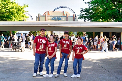 MoviePark 2025-09-07 01  Gemeinsam im Movie Park - Am Sonntag 7. September haben wir einen wunderbaren Tag mit der „Großen“ Prinzencrew im „Movie Park“ verbringen dürfen. Wir haben nicht nur die Attraktionen „getestet“, wir durften auch Fotos mit der Stuntcrew machen. : DVPJ, Holger II, Kinderprinz Phil II., Prinzessin, Mia I., Prinzessin Mia I., HDK, Duisburg, Karneval, Helau, Tollität, Event, Session 2024, Session 2025, Hauptausschuss, Gemeinschaft, Hauptausschuss Karneval Duisburg, Duisburg ist echt