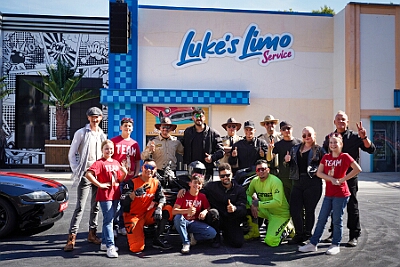 MoviePark 2025-09-07 05  Gemeinsam im Movie Park - Am Sonntag 7. September haben wir einen wunderbaren Tag mit der „Großen“ Prinzencrew im „Movie Park“ verbringen dürfen. Wir haben nicht nur die Attraktionen „getestet“, wir durften auch Fotos mit der Stuntcrew machen. : DVPJ, Holger II, Kinderprinz Phil II., Prinzessin, Mia I., Prinzessin Mia I., HDK, Duisburg, Karneval, Helau, Tollität, Event, Session 2024, Session 2025, Hauptausschuss, Gemeinschaft, Hauptausschuss Karneval Duisburg, Duisburg ist echt