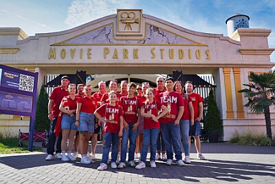 MoviePark 2025-09-07 06  Gemeinsam im Movie Park - Am Sonntag 7. September haben wir einen wunderbaren Tag mit der „Großen“ Prinzencrew im „Movie Park“ verbringen dürfen. Wir haben nicht nur die Attraktionen „getestet“, wir durften auch Fotos mit der Stuntcrew machen. : DVPJ, Holger II, Kinderprinz Phil II., Prinzessin, Mia I., Prinzessin Mia I., HDK, Duisburg, Karneval, Helau, Tollität, Event, Session 2024, Session 2025, Hauptausschuss, Gemeinschaft, Hauptausschuss Karneval Duisburg, Duisburg ist echt