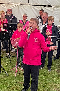 02 KGAMaB  2025-09-13 02  Am Samstag 13. September - Zuerst waren wir in „Mattlerbusch“. Die Marxloher-Jecken „Feierten mit Freunden“ dort auf dem Gelände neben dem Niederrheinischen Karnevalsmusem. Danach gab es das Heimspiel bei unserer KG Alle Mann an Bord. Ein Gartenfest mit den aktiven und passiven Mitgliedern.