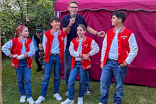 02 KGAMaB  2025-09-13 03  Am Samstag 13. September - Zuerst waren wir in „Mattlerbusch“. Die Marxloher-Jecken „Feierten mit Freunden“ dort auf dem Gelände neben dem Niederrheinischen Karnevalsmusem. Danach gab es das Heimspiel bei unserer KG Alle Mann an Bord. Ein Gartenfest mit den aktiven und passiven Mitgliedern.