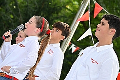 01 HambornerStadtwache 2025-09-20 05  40 Jähriges, ein Baum und Sommerfest - Am 20. September feierte die Hamborner Stadtwache, das Offizierscorps der KG Rot-Weiß Hambrn-Marxloh 1958 e.V.,  ihr 40-jähriges Bestehen. Danach erfüllten wir unsere Nominierung in der Facebook Challenge  zum Pflanzen eines „Karnevals-Baums“ durch PrinznToni I.(des.). Zum Abschluss besuchten wir noch das Sommerfest der Bürgergarde der Stadt Duisburg an der Sechs-Seen-Platte. : DVPJ, Holger II, Kinderprinz Phil II., Prinzessin, Mia I., Prinzessin Mia I., HDK, Duisburg, Karneval, Helau, Tollität, Event, Session 2024, Session 2025, Hauptausschuss, Gemeinschaft, Hauptausschuss Karneval Duisburg, Duisburg ist echt