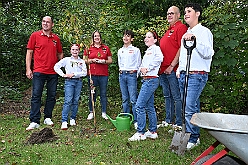 02 Der Karnevalsbaum 2025-09-20 06  40 Jähriges, ein Baum und Sommerfest - Am 20. September feierte die Hamborner Stadtwache, das Offizierscorps der KG Rot-Weiß Hambrn-Marxloh 1958 e.V.,  ihr 40-jähriges Bestehen. Danach erfüllten wir unsere Nominierung in der Facebook Challenge  zum Pflanzen eines „Karnevals-Baums“ durch PrinznToni I.(des.). Zum Abschluss besuchten wir noch das Sommerfest der Bürgergarde der Stadt Duisburg an der Sechs-Seen-Platte. : DVPJ, Holger II, Kinderprinz Phil II., Prinzessin, Mia I., Prinzessin Mia I., HDK, Duisburg, Karneval, Helau, Tollität, Event, Session 2024, Session 2025, Hauptausschuss, Gemeinschaft, Hauptausschuss Karneval Duisburg, Duisburg ist echt