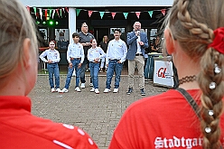 03 SommerfBuergergarde 2025-09-20 11  40 Jähriges, ein Baum und Sommerfest - Am 20. September feierte die Hamborner Stadtwache, das Offizierscorps der KG Rot-Weiß Hambrn-Marxloh 1958 e.V.,  ihr 40-jähriges Bestehen. Danach erfüllten wir unsere Nominierung in der Facebook Challenge  zum Pflanzen eines „Karnevals-Baums“ durch PrinznToni I.(des.). Zum Abschluss besuchten wir noch das Sommerfest der Bürgergarde der Stadt Duisburg an der Sechs-Seen-Platte. : DVPJ, Holger II, Kinderprinz Phil II., Prinzessin, Mia I., Prinzessin Mia I., HDK, Duisburg, Karneval, Helau, Tollität, Event, Session 2024, Session 2025, Hauptausschuss, Gemeinschaft, Hauptausschuss Karneval Duisburg, Duisburg ist echt