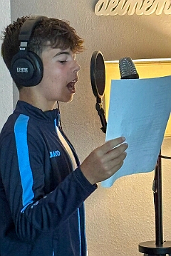 Im Tonstudio 2025-09-24 02  Im „Tonstudio“ - „Ohne Musik wär alles nichts“. Aus diesem Grund singen wir fleißig Lieder ein, um euch ein tolles Showprogramm zu bieten. Herzlichen Dank an René für seine Unterstützung und Kompetenz.