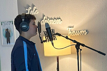 Im Tonstudio 2025-09-24 04  Im „Tonstudio“ - „Ohne Musik wär alles nichts“. Aus diesem Grund singen wir fleißig Lieder ein, um euch ein tolles Showprogramm zu bieten. Herzlichen Dank an René für seine Unterstützung und Kompetenz.