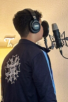 Im Tonstudio 2025-09-24 05  Im „Tonstudio“ - „Ohne Musik wär alles nichts“. Aus diesem Grund singen wir fleißig Lieder ein, um euch ein tolles Showprogramm zu bieten. Herzlichen Dank an René für seine Unterstützung und Kompetenz.