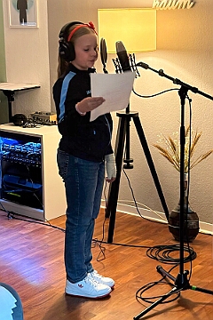 Im Tonstudio 2025-09-24 06  Im „Tonstudio“ - „Ohne Musik wär alles nichts“. Aus diesem Grund singen wir fleißig Lieder ein, um euch ein tolles Showprogramm zu bieten. Herzlichen Dank an René für seine Unterstützung und Kompetenz.