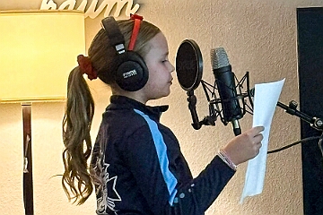 Im Tonstudio 2025-09-24 07  Im „Tonstudio“ - „Ohne Musik wär alles nichts“. Aus diesem Grund singen wir fleißig Lieder ein, um euch ein tolles Showprogramm zu bieten. Herzlichen Dank an René für seine Unterstützung und Kompetenz.