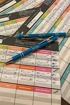 Im Tonstudio 2025-09-24 08  Im „Tonstudio“ - „Ohne Musik wär alles nichts“. Aus diesem Grund singen wir fleißig Lieder ein, um euch ein tolles Showprogramm zu bieten. Herzlichen Dank an René für seine Unterstützung und Kompetenz.