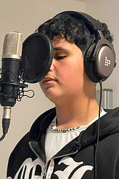 Im Tonstudio 2025-09-24 09  Im „Tonstudio“ - „Ohne Musik wär alles nichts“. Aus diesem Grund singen wir fleißig Lieder ein, um euch ein tolles Showprogramm zu bieten. Herzlichen Dank an René für seine Unterstützung und Kompetenz.