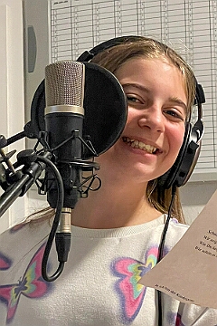 Im Tonstudio 2025-09-24 10  Im „Tonstudio“ - „Ohne Musik wär alles nichts“. Aus diesem Grund singen wir fleißig Lieder ein, um euch ein tolles Showprogramm zu bieten. Herzlichen Dank an René für seine Unterstützung und Kompetenz.