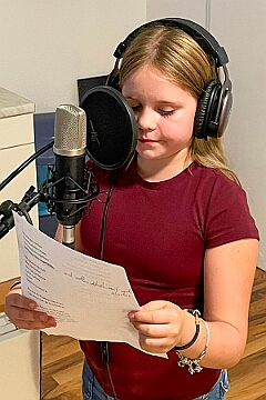 Im Tonstudio 2025-09-24 11  Im „Tonstudio“ - „Ohne Musik wär alles nichts“. Aus diesem Grund singen wir fleißig Lieder ein, um euch ein tolles Showprogramm zu bieten. Herzlichen Dank an René für seine Unterstützung und Kompetenz.