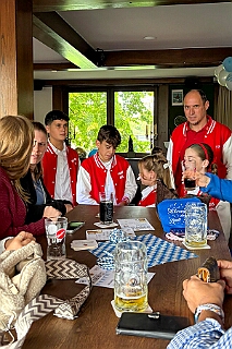 Fruehs KG KoenigDuiss 2025-10-05 08  Oktoberfest Feeling - Auf geht´s morgens um 11 Uhr in der Tennis Gaststätte des DSC Preussen an der Futterstraße. Da hat die KG Königreich Duissern zum „Wies`n Frühschoppen“ geladen.