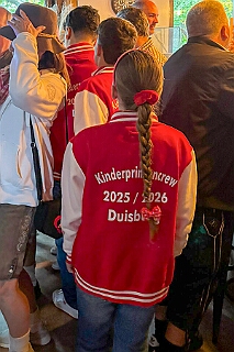 Fruehs KG KoenigDuiss 2025-10-05 10  Oktoberfest Feeling - Auf geht´s morgens um 11 Uhr in der Tennis Gaststätte des DSC Preussen an der Futterstraße. Da hat die KG Königreich Duissern zum „Wies`n Frühschoppen“ geladen.