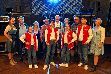 Oktoberf KG RW Rheinh 2025-10-10 05  Oktoberfest - Am Freitag 10. Oktober besuchten wir gemeinsam mit der Prinzencrew se. des. Tollität Prinz Toni I. das Oktoberfest der KG Rot-Weiß Rheinhausen in der Erlöserkirche in Rheinhausen. : DVPJ, Holger II, Kinderprinz Phil II., Prinzessin, Mia I., Prinzessin Mia I., HDK, Duisburg, Karneval, Helau, Tollität, Event, Session 2024, Session 2025, Hauptausschuss, Gemeinschaft, Hauptausschuss Karneval Duisburg, Duisburg ist echt