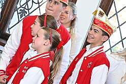 EmpfangRathaus 2025-11-07 02  Empfang im Rathaus der Stadt Duisburg - OB Sören Link empfing se. des. Tollität Kinderprinz Juls  I., Prinzessin Aileen I. Hofmarschall Sami und Patin Paula im Rathaus. Dabei durfte der Eintrag In das goldene Buch der Stadt Duisburg nicht fehlen. : DVPJ, Holger II, Kinderprinz Phil II., Prinzessin, Mia I., Prinzessin Mia I., HDK, Duisburg, Karneval, Helau, Tollität, Event, Session 2024, Session 2025, Hauptausschuss, Gemeinschaft, Hauptausschuss Karneval Duisburg, Duisburg ist echt