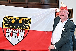 EmpfangRathaus 2025-11-07 03  Empfang im Rathaus der Stadt Duisburg - OB Sören Link empfing se. des. Tollität Kinderprinz Juls  I., Prinzessin Aileen I. Hofmarschall Sami und Patin Paula im Rathaus. Dabei durfte der Eintrag In das goldene Buch der Stadt Duisburg nicht fehlen. : DVPJ, Holger II, Kinderprinz Phil II., Prinzessin, Mia I., Prinzessin Mia I., HDK, Duisburg, Karneval, Helau, Tollität, Event, Session 2024, Session 2025, Hauptausschuss, Gemeinschaft, Hauptausschuss Karneval Duisburg, Duisburg ist echt