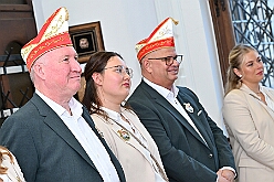EmpfangRathaus 2025-11-07 06  Empfang im Rathaus der Stadt Duisburg - OB Sören Link empfing se. des. Tollität Kinderprinz Juls  I., Prinzessin Aileen I. Hofmarschall Sami und Patin Paula im Rathaus. Dabei durfte der Eintrag In das goldene Buch der Stadt Duisburg nicht fehlen. : DVPJ, Holger II, Kinderprinz Phil II., Prinzessin, Mia I., Prinzessin Mia I., HDK, Duisburg, Karneval, Helau, Tollität, Event, Session 2024, Session 2025, Hauptausschuss, Gemeinschaft, Hauptausschuss Karneval Duisburg, Duisburg ist echt