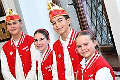 EmpfangRathaus 2025-11-07 07  Empfang im Rathaus der Stadt Duisburg - OB Sören Link empfing se. des. Tollität Kinderprinz Juls  I., Prinzessin Aileen I. Hofmarschall Sami und Patin Paula im Rathaus. Dabei durfte der Eintrag In das goldene Buch der Stadt Duisburg nicht fehlen. : DVPJ, Holger II, Kinderprinz Phil II., Prinzessin, Mia I., Prinzessin Mia I., HDK, Duisburg, Karneval, Helau, Tollität, Event, Session 2024, Session 2025, Hauptausschuss, Gemeinschaft, Hauptausschuss Karneval Duisburg, Duisburg ist echt