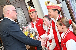 EmpfangRathaus 2025-11-07 08  Empfang im Rathaus der Stadt Duisburg - OB Sören Link empfing se. des. Tollität Kinderprinz Juls  I., Prinzessin Aileen I. Hofmarschall Sami und Patin Paula im Rathaus. Dabei durfte der Eintrag In das goldene Buch der Stadt Duisburg nicht fehlen. : DVPJ, Holger II, Kinderprinz Phil II., Prinzessin, Mia I., Prinzessin Mia I., HDK, Duisburg, Karneval, Helau, Tollität, Event, Session 2024, Session 2025, Hauptausschuss, Gemeinschaft, Hauptausschuss Karneval Duisburg, Duisburg ist echt