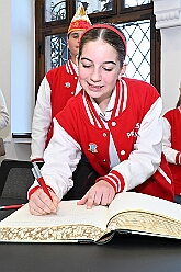 EmpfangRathaus 2025-11-07 09  Empfang im Rathaus der Stadt Duisburg - OB Sören Link empfing se. des. Tollität Kinderprinz Juls  I., Prinzessin Aileen I. Hofmarschall Sami und Patin Paula im Rathaus. Dabei durfte der Eintrag In das goldene Buch der Stadt Duisburg nicht fehlen. : DVPJ, Holger II, Kinderprinz Phil II., Prinzessin, Mia I., Prinzessin Mia I., HDK, Duisburg, Karneval, Helau, Tollität, Event, Session 2024, Session 2025, Hauptausschuss, Gemeinschaft, Hauptausschuss Karneval Duisburg, Duisburg ist echt