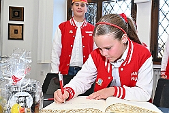 EmpfangRathaus 2025-11-07 10  Empfang im Rathaus der Stadt Duisburg - OB Sören Link empfing se. des. Tollität Kinderprinz Juls  I., Prinzessin Aileen I. Hofmarschall Sami und Patin Paula im Rathaus. Dabei durfte der Eintrag In das goldene Buch der Stadt Duisburg nicht fehlen. : DVPJ, Holger II, Kinderprinz Phil II., Prinzessin, Mia I., Prinzessin Mia I., HDK, Duisburg, Karneval, Helau, Tollität, Event, Session 2024, Session 2025, Hauptausschuss, Gemeinschaft, Hauptausschuss Karneval Duisburg, Duisburg ist echt