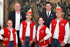 EmpfangRathaus 2025-11-07 25  Empfang im Rathaus der Stadt Duisburg - OB Sören Link empfing se. des. Tollität Kinderprinz Juls  I., Prinzessin Aileen I. Hofmarschall Sami und Patin Paula im Rathaus. Dabei durfte der Eintrag In das goldene Buch der Stadt Duisburg nicht fehlen. : DVPJ, Holger II, Kinderprinz Phil II., Prinzessin, Mia I., Prinzessin Mia I., HDK, Duisburg, Karneval, Helau, Tollität, Event, Session 2024, Session 2025, Hauptausschuss, Gemeinschaft, Hauptausschuss Karneval Duisburg, Duisburg ist echt